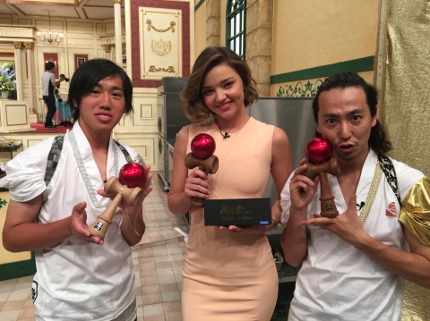 ミランダ・カーとず~まだんけのけん玉記念写真